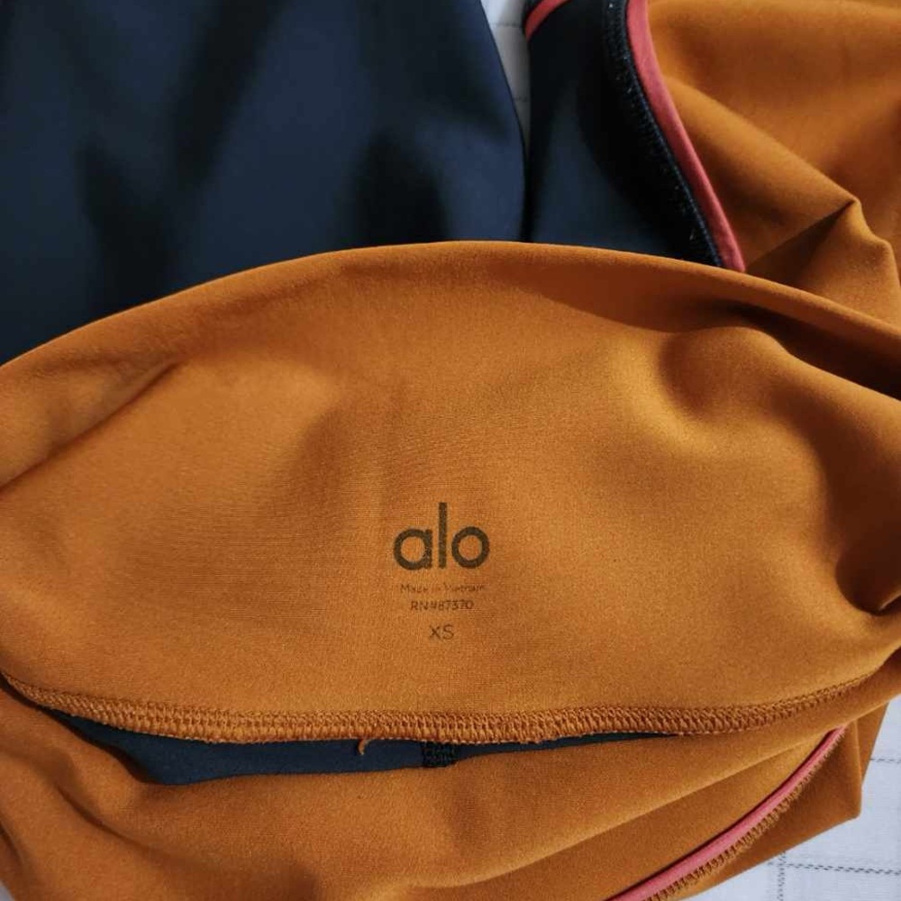 Alo Women's Leggings - Picture 4 of 4